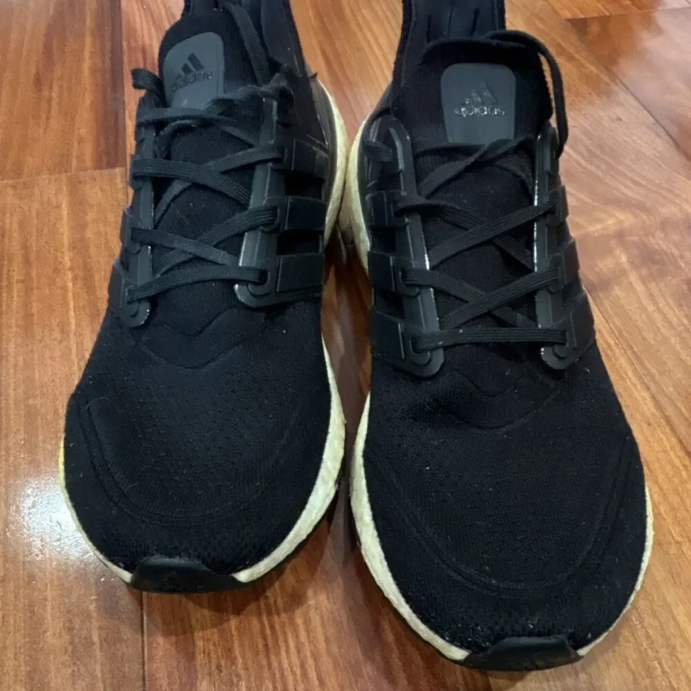 adidas Men’s Adistar Boost Black & White Solid Low Top Lace-Up Sneakers size 10